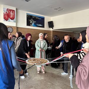 Sandıklı Hüseyin Develi Huzurevi Sakinleri Afyonkarahisar Kocatepe Üniversitesi Sandıklı Meslek Yüksekokulu öğrencileri ve Sandıklı Gençlik Merkezi’yle Bir Araya Geldi - fotoğraf 4