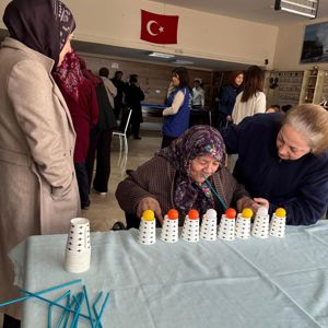 Sandıklı Hüseyin Develi Huzurevi Sakinleri Afyonkarahisar Kocatepe Üniversitesi Sandıklı Meslek Yüksekokulu öğrencileri ve Sandıklı Gençlik Merkezi’yle Bir Araya Geldi - fotoğraf 3