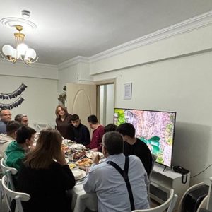 Valimiz Dr. Mustafa Özarslan ve eşi Reva Beray Özarslan, Çocuklarımızla İftar Programında Bir Araya Geldi ✅ - fotoğraf 3