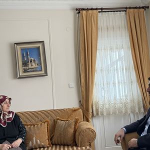 Şehadet İzinde – Yadigâr Aile Projesi Kapsamında Aziz Şehitlerimizin Kıymetli Ailelerini Ziyaret Ediyoruz - fotoğraf 2