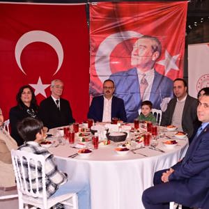 Nesiller Bir Arada Programı kapsamında; Valimiz Sayın Yakup Canbolat, Büyükşehir Belediye Başkanımız Sayın Özlem Çerçioğlu ve protokol üyelerimizin katılımıyla, huzurevinde kalan asırlık çınarlarımız ile devlet himayesindeki evlatlarımız aynı iftar sofrasında - fotoğraf 7
