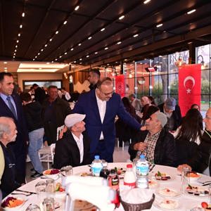 Nesiller Bir Arada Programı kapsamında; Valimiz Sayın Yakup Canbolat, Büyükşehir Belediye Başkanımız Sayın Özlem Çerçioğlu ve protokol üyelerimizin katılımıyla, huzurevinde kalan asırlık çınarlarımız ile devlet himayesindeki evlatlarımız aynı iftar sofrasında - fotoğraf 6