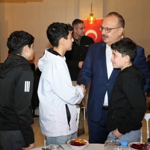 Nesiller Bir Arada Programı kapsamında; Valimiz Sayın Yakup Canbolat, Büyükşehir Belediye Başkanımız Sayın Özlem Çerçioğlu ve protokol üyelerimizin katılımıyla, huzurevinde kalan asırlık çınarlarımız ile devlet himayesindeki evlatlarımız aynı iftar sofrasında - fotoğraf 4