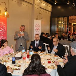 Nesiller Bir Arada Programı kapsamında; Valimiz Sayın Yakup Canbolat, Büyükşehir Belediye Başkanımız Sayın Özlem Çerçioğlu ve protokol üyelerimizin katılımıyla, huzurevinde kalan asırlık çınarlarımız ile devlet himayesindeki evlatlarımız aynı iftar sofrasında - fotoğraf 3