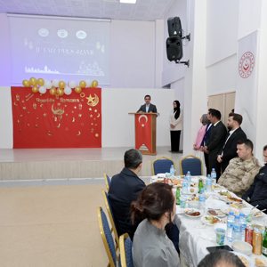 Valimiz Sayın Ahmet Karakaya, Ahlat Engelsiz Yaşam Bakım ve Rehabilitasyon Merkezi Müdürlüğümüzde düzenlenen iftar programına katıldı - fotoğraf 4