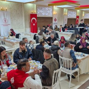 Güçlü Adımlarla Geleceğe Yürüyen Gençlerimizle Gönül Sofrasında Buluştuk - fotoğraf 3