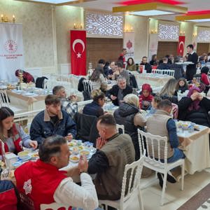 Güçlü Adımlarla Geleceğe Yürüyen Gençlerimizle Gönül Sofrasında Buluştuk - fotoğraf 9