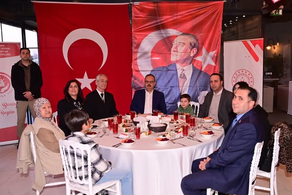 Nesiller Bir Arada Programı kapsamında; Valimiz Sayın Yakup Canbolat, Büyükşehir Belediye Başkanımız Sayın Özlem Çerçioğlu ve protokol üyelerimizin katılımıyla, huzurevinde kalan asırlık çınarlarımız ile devlet himayesindeki evlatlarımız aynı iftar sofrasında