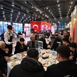 Nesiller Bir Arada Programı kapsamında; Valimiz Sayın Yakup Canbolat, Büyükşehir Belediye Başkanımız Sayın Özlem Çerçioğlu ve protokol üyelerimizin katılımıyla, huzurevinde kalan asırlık çınarlarımız ile devlet himayesindeki evlatlarımız aynı iftar sofrasında - fotoğraf 1