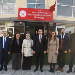 Cocuk Hizmetleri Genel Müdürlüğü Rehberlik ve Toplumsal Destek Hizmetleri Daire Baskani Sayin Ayse Turkay Aydemir ve Personel Genel Mudurlugu Daire Baskani Sayin Mustafa Simsek, Soke Hilmi Firat Huzurevi Mudurlugu’nde kalan asirlik cinarlarimizi ziyaret - fotoğraf 1