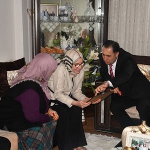 Çocuk Hizmetleri Genel Müdürlüğü Rehberlik ve Toplumsal Destek Hizmetleri Daire Başkanı Sayın Ayşe Türkay Aydemir ve Personel Genel Müdürlüğü Daire Başkanı Sayın Mustafa Şimşek ile birlikte, Şehit Ailemize Ziyaret - fotoğraf 4