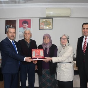 Çocuk Hizmetleri Genel Müdürlüğü Rehberlik ve Toplumsal Destek Hizmetleri Daire Başkanı Sayın Ayşe Türkay Aydemir ve Personel Genel Müdürlüğü Daire Başkanı Sayın Mustafa Şimşek ile birlikte, Şehit Ailemize Ziyaret - fotoğraf 3