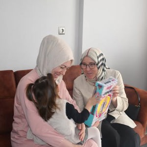 Cocuk Hizmetleri Genel Mudurlugu Rehberlik ve Toplumsal Destek Hizmetleri Daire Baskani Sayin Ayse Turkay Aydemir ve Personel Genel Mudurlugu Daire Baskani Sayin Mustafa Simsek ile birlikte, Koruyucu Aile Ziyareti - fotoğraf 1