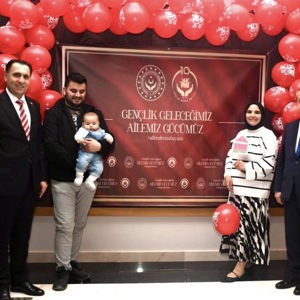 Gönüllerin Buluştuğu Büyük Aile İftarı...  Büyük Aile İftar Programımızda; Çocuk Hizmetleri Genel Müdürlüğü Rehberlik ve Toplumsal Destek Hizmetleri Daire Başkanı Sayın Ayşe Türkay ve Personel Genel Müdürlüğü Daire Başkanı Sayın Mustafa Şimşek’in katılımlarıyla gönüllerimizi aynı sofrada buluşturduk. - fotoğraf 4