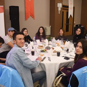 Gönüllerin Buluştuğu Büyük Aile İftarı...  Büyük Aile İftar Programımızda; Çocuk Hizmetleri Genel Müdürlüğü Rehberlik ve Toplumsal Destek Hizmetleri Daire Başkanı Sayın Ayşe Türkay ve Personel Genel Müdürlüğü Daire Başkanı Sayın Mustafa Şimşek’in katılımlarıyla gönüllerimizi aynı sofrada buluşturduk. - fotoğraf 5