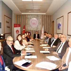 İl Müdürümüz  İlkay Türkoğlu başkanlığında; paydaş kurumlarımızın ve Roman mahalle muhtarlarımızın katılımıyla Roman Vatandaşlara Yönelik Strateji Belgesi ve Eylem Planı Toplantısı - fotoğraf 2