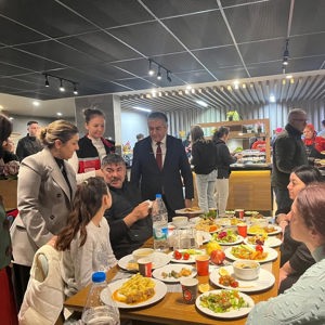 Edremit Kaymakamı Sayın Ahmet ODABAŞ ve İl Müdürümüz Sayın Emine BÖÇKÜN, Çocuklarımızla İftar Sofrasında Bir Araya Geldi - fotoğraf 7