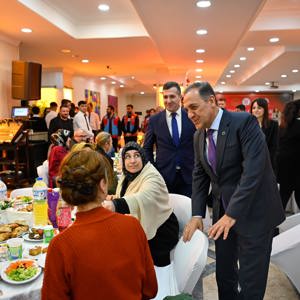 Büyük Aile Sofrasında Ailelerimiz ve Koruyucu Ailelerimizle Buluştuk - fotoğraf 5