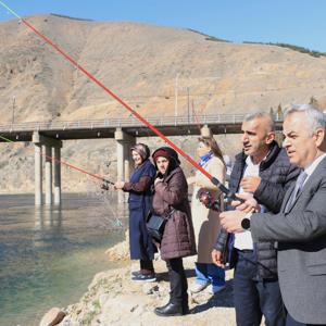 İL MÜDÜRÜMÜZ UMUT EVLERİMİZDEKİ ENGELLİ BİREYLERİMİZLE OLTA BALIKÇILIĞI ETKİNLİĞİNE KATILDI - fotoğraf 1