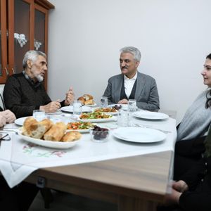 Valimiz Sayın Mehmet Makas, Şehidimiz Mustafa Kuru’nun Ailesine İftar Sofrasında Misafir Oldu. - fotoğraf 1