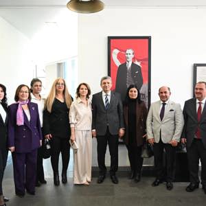 8 Mart Dünya Kadınlar Günü’nde  “Bir Kadın Bir Yolculuk: Kalemden Fırçaya” Adlı Özel Serginin Açılışı Gerçekleştirildi - fotoğraf 20