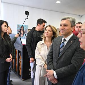 8 Mart Dünya Kadınlar Günü’nde  “Bir Kadın Bir Yolculuk: Kalemden Fırçaya” Adlı Özel Serginin Açılışı Gerçekleştirildi - fotoğraf 19