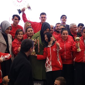 Bakan Selçuk, Herkes İçin Erişilebilirlik temasıyla düzenlenen toplantıda, engelli kamu atama kura töreninin, Aralık ayının son haftasında düzenleneceğini duyurdu.  - fotoğraf 6