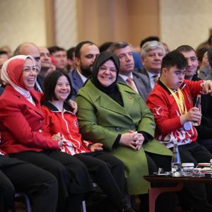 Bakan Selçuk, Herkes İçin Erişilebilirlik temasıyla düzenlenen toplantıda, engelli kamu atama kura töreninin, Aralık ayının son haftasında düzenleneceğini duyurdu.  - fotoğraf 1