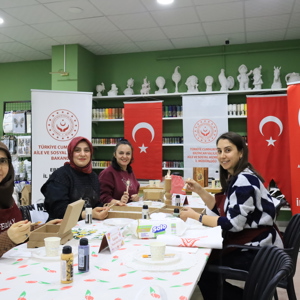 8 Mart Dünya Kadınlar Günü Kapsamında Kıymetli Kadın Çalışma Arkadaşlarımızla Sanatevinde Ahşap Boyama Etkinliği Gerçekleştirdik. - fotoğraf 2