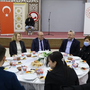 Susurluk Kaymakamı Sayın Turgut GÜLEN ve İl Müdürümüz Sayın Emine BÖÇKÜN, Çocuklarımızın İftar Sofrasına Konuk Oldu - fotoğraf 3