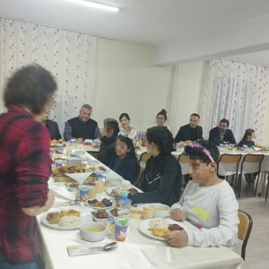 İl Müdürümüz Sayın Emine BÖÇKÜN, Koruma Altındaki Çocuklarımızın Sofrasına Konuk Oldu - fotoğraf 3