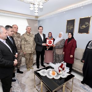 8 Mart Dünya Kadınlar Gününde aziz şehidimiz Güvenlik Korucusu İskan Akyüz’ün kıymetli eşi ve ailesini ziyaret edildi - fotoğraf 1