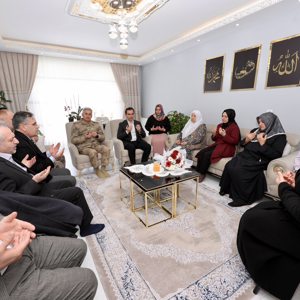 8 Mart Dünya Kadınlar Gününde aziz şehidimiz Güvenlik Korucusu İskan Akyüz’ün kıymetli eşi ve ailesini ziyaret edildi - fotoğraf 2