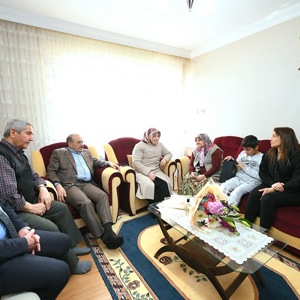 Valimiz Sayın İsmail USTAOĞLU ve İl Müdürümüz Sayın Emine BÖÇKÜN, Şehidimiz Ali AYDOĞAN’ın Ailesini Ziyaret Ederek Kadınlar Günü’nü Tebrik Etti - fotoğraf 2