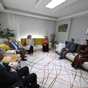 Valimiz Sayın İsmail USTAOĞLU ve İl Müdürümüz Sayın Emine BÖÇKÜN, Şehidimiz Osman KÖSEOĞLU’nun Ailesini Ziyaret Ederek Kadınlar Günü’nü Tebrik Etti - fotoğraf 4