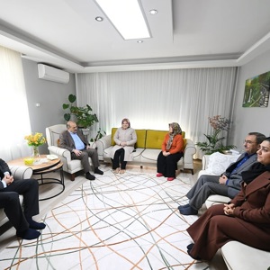Valimiz Sayın İsmail USTAOĞLU ve İl Müdürümüz Sayın Emine BÖÇKÜN, Şehidimiz Osman KÖSEOĞLU’nun Ailesini Ziyaret Ederek Kadınlar Günü’nü Tebrik Etti - fotoğraf 1