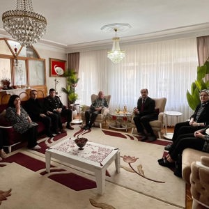 Gönen Kaymakamı Sayın Ahmet ALTINTAŞ ve Sosyal Hizmet Merkezi Müdürümüzden Şehit Ailemize 8 Mart Ziyareti - fotoğraf 1