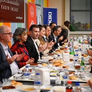 Valimiz Dr. Ahmet Hamdi Usta, İl Müdürümüz Arif Laçin Emekçi Kadınlarla İftar Sofrasında Buluştu - fotoğraf 1