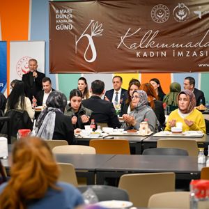 Valimiz Dr. Ahmet Hamdi Usta, İl Müdürümüz Arif Laçin Emekçi Kadınlarla İftar Sofrasında Buluştu - fotoğraf 2
