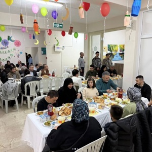 İl Müdürümüz Adem YÜCEL, özel gereksinimli bireylerimiz ve kıymetli aileleriyle iftar soframızda bir araya geldi. - fotoğraf 1