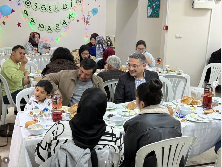 İl Müdürümüz Adem YÜCEL, özel gereksinimli bireylerimiz ve kıymetli aileleriyle iftar soframızda bir araya geldi.