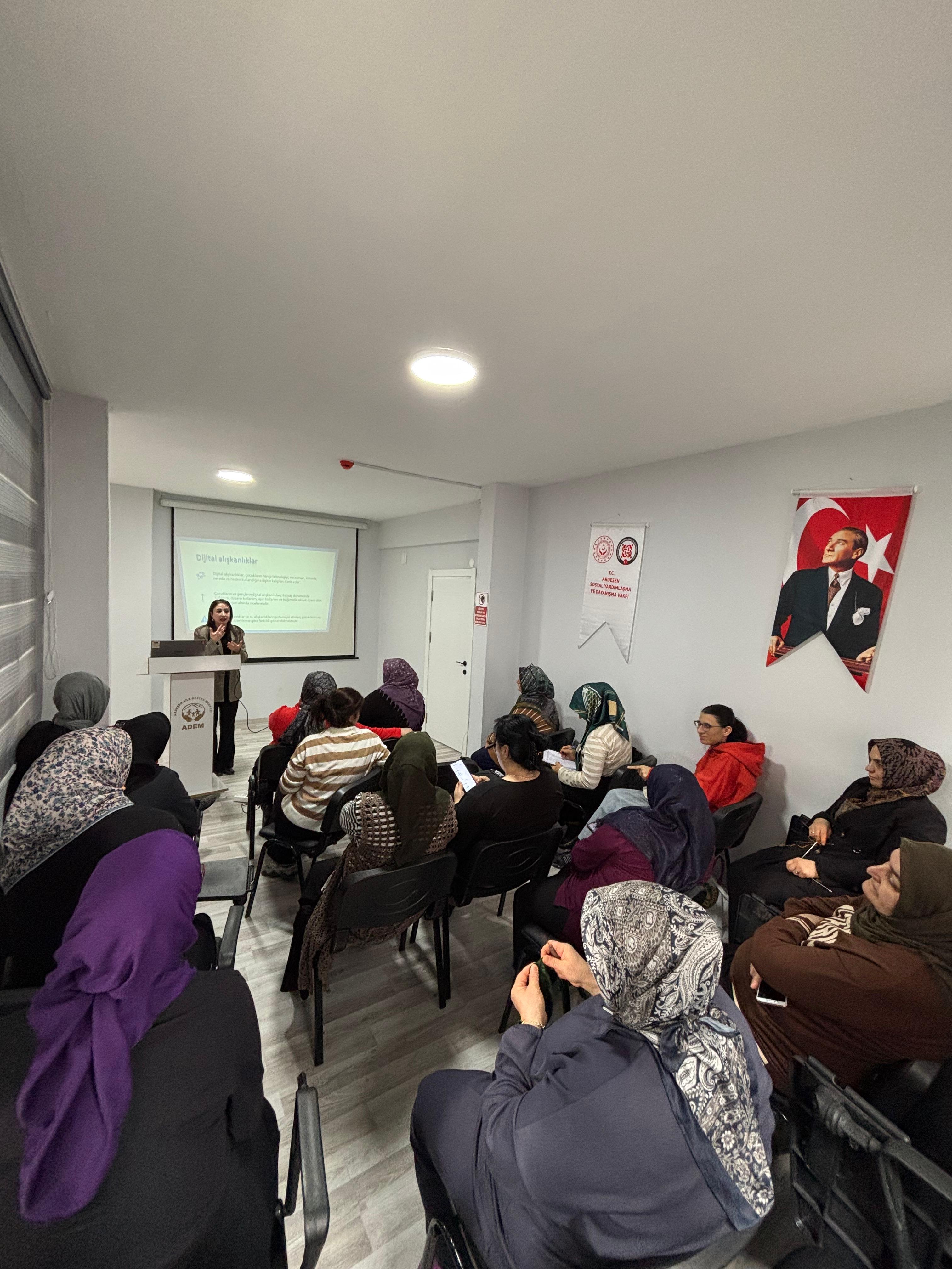 Dijital Medya ve Bilişim Araçları Semineri Düzenlendi