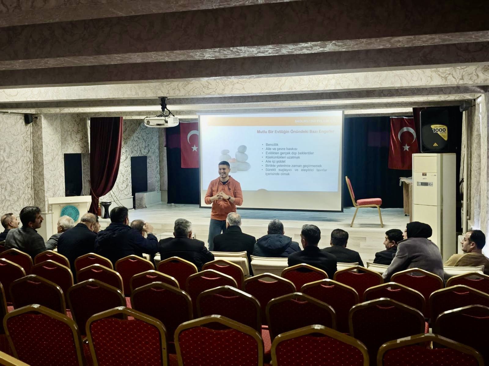 Şemdinli’de Muhtarlara “Aile Yaşam Becerileri” Eğitimi Verildi