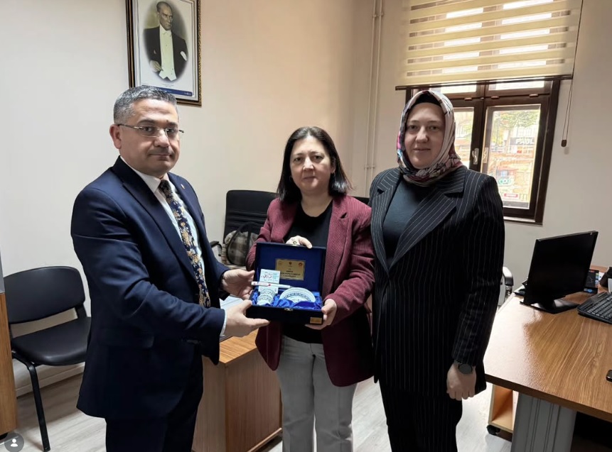 8 Mart Dünya Kadınlar Günü vesileyle Şehidimiz Bülent AY’ ın kıymetli eşi NESLİHAN AY’ a ziyarette bulunarak Kadınlar Günü’ nü kutladık.