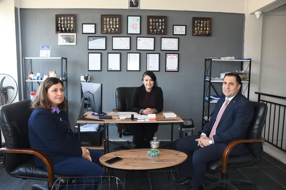 İl Müdürümüz İlkay Türkoğlu, KOSGEB desteğiyle kendi iş yerini kurarak girişimcilik alanında örnek bir başarı hikâyesi ortaya koyan Saldivs Cosmetic firması sahibi Bergen Hanım’ı iş yerinde ziyareti