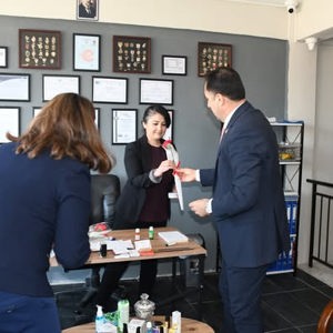 İl Müdürümüz İlkay Türkoğlu, KOSGEB desteğiyle kendi iş yerini kurarak girişimcilik alanında örnek bir başarı hikâyesi ortaya koyan Saldivs Cosmetic firması sahibi Bergen Hanım’ı iş yerinde ziyareti - fotoğraf 1