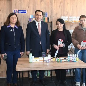 İl Müdürümüz İlkay Türkoğlu, KOSGEB desteğiyle kendi iş yerini kurarak girişimcilik alanında örnek bir başarı hikâyesi ortaya koyan Saldivs Cosmetic firması sahibi Bergen Hanım’ı iş yerinde ziyareti - fotoğraf 3
