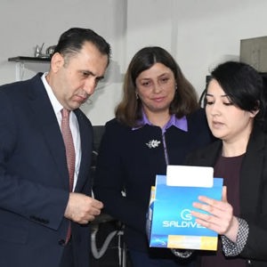 İl Müdürümüz İlkay Türkoğlu, KOSGEB desteğiyle kendi iş yerini kurarak girişimcilik alanında örnek bir başarı hikâyesi ortaya koyan Saldivs Cosmetic firması sahibi Bergen Hanım’ı iş yerinde ziyareti - fotoğraf 4