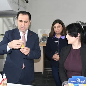İl Müdürümüz İlkay Türkoğlu, KOSGEB desteğiyle kendi iş yerini kurarak girişimcilik alanında örnek bir başarı hikâyesi ortaya koyan Saldivs Cosmetic firması sahibi Bergen Hanım’ı iş yerinde ziyareti - fotoğraf 5