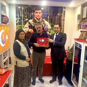 İl Müdürümüz İlkay Türkoğlu, Zeytin Dalı Harekâtı’nda 2018 yılında şehadet makamına erişen kahraman Mehmet Dinek’in Nazilli ilçesinde ikamet eden kıymetli ailesini ziyareti - fotoğraf 4
